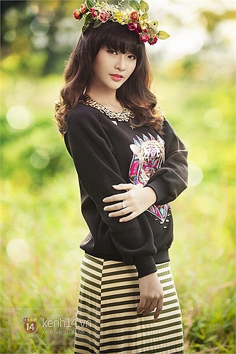 Khả Ngân bắt đầu được chú ý đến khi cô gây sốt trên mạng với những hình ảnh của một võ sĩ boxing mang khuôn mặt thiên thần.