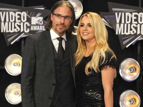 Britney Spears mất chồng, mất việc trong cùng một ngày