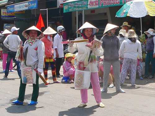 Cận cảnh 'chèo kéo' khách ở miếu Bà Chúa Xứ