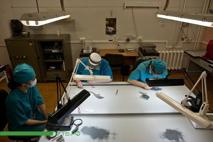 Những nhân viên phân loại kim cương đang làm việc. Đây là công việc phức tạp đòi hỏi tinh thần trách nhiệm