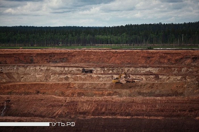 Tập đoàn Alrosa của Nga điều hành khai thác tại mỏ. Để khai thác được kim cương phải đào sâu 100m.