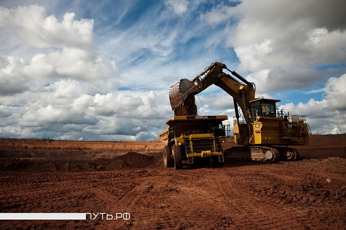 Nhiều máy móc, cẩu hàng ngày bóc đất đá để khai thác kim cương