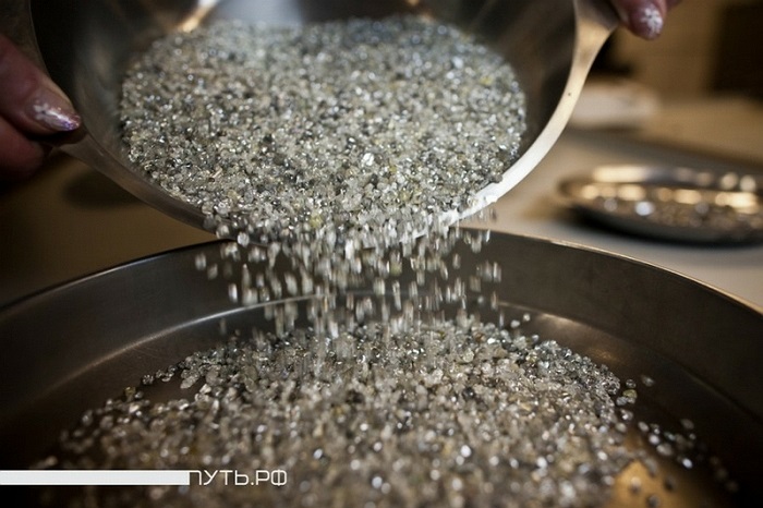 Kim cương sản xuất ở mỏ này chất lượng đẹp, trong suốt hơn những mỏ khác. 