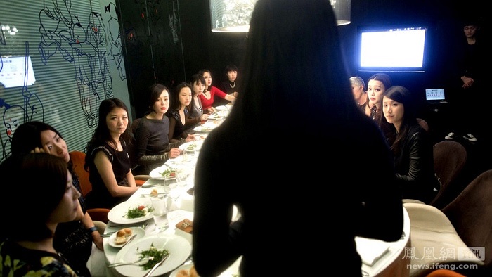 Một trung tâm ở Bắc Kinh vừa mở lớp học nghi thức giao tiếp cho mọi người. Lớp học do một nữ doanh nhân lớn lên ở Hồng Kong (Trung Quốc) nhưng sống ở Luân Đôn (Anh)tổ chức 