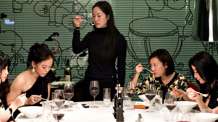 Chi phí tham dự lớp học giảng dạy về các nghi thức giao tiếp 80.000 nhân dân tệ/10 tuần, còn nếu tham dự lớp đào tạo 12 tuần sẽ có giá 100.000 nhân dân tệ.