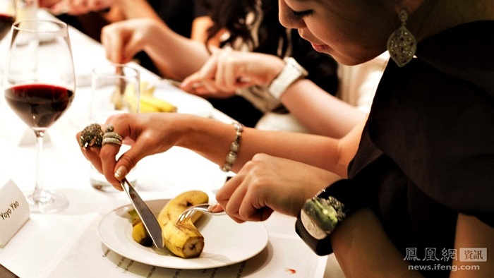 Trong ảnh là vợ của các doanh nhân giàu có học cách ứng xử, ăn uống, dùng nĩa, dùng dao khi ăn đúng cách, ăn súp không phát ra tiếng