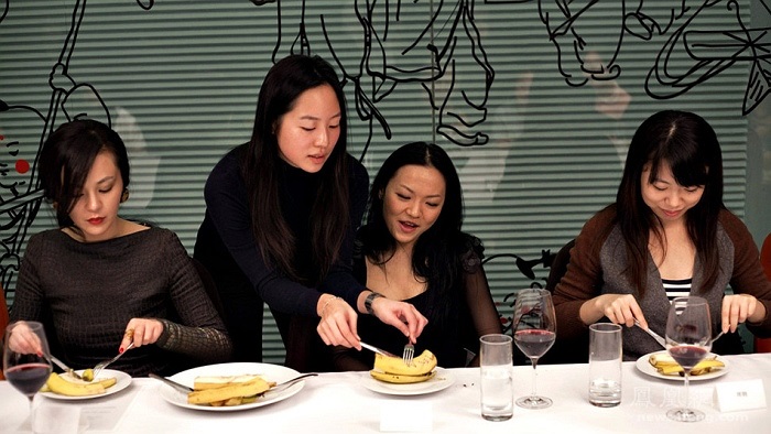 Học viên được hướng dẫn cách dùng dao và nĩa để bóc vỏ chuối 