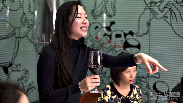 Người giảng dạy vui vẻ hướng dẫn từng li từng tí cho các học viên của lớp học 