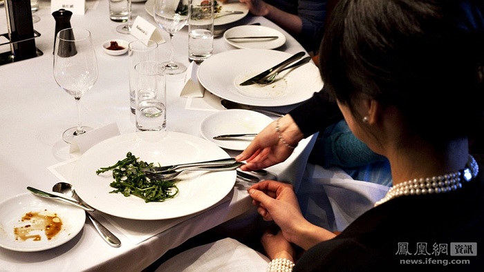 Học cách đặt nĩa và dao đúng vị trí sau khi đã ăn xong 