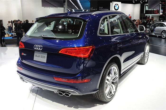 Xe có cả tùy chọn máy xăng và máy dầu, đi kèm với hộp số 8 cấp Tiptronic và hệ dẫn động 4 bánh.