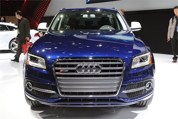 Bản máy dầu SQ5 TDI chỉ mất 5,1 giây để tăng tố và có cùng tốc độ tối đa, nhưng tiết kiệm nhiên liệu hơn với 7,2 lít/100 km. 