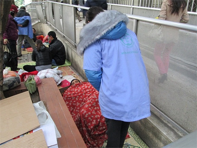 Người đàn ông chọn cho mình chỗ kín gió nằm co ro với chiếc chăn mỏng.