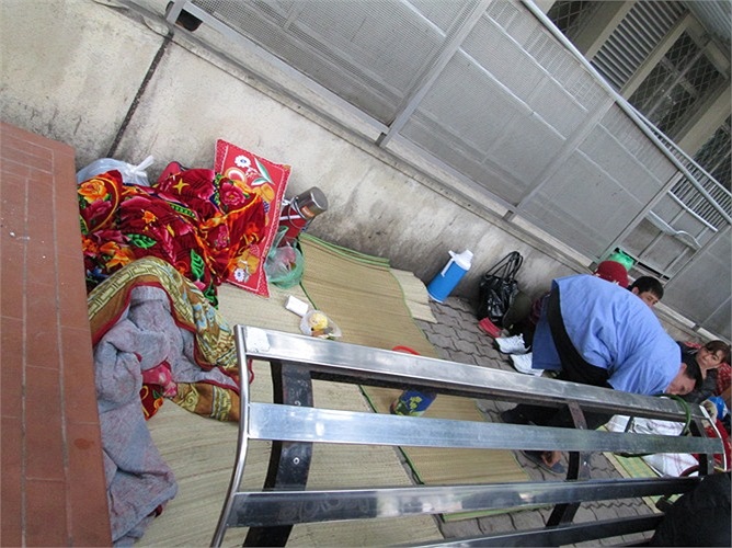 Vỉa hè là chỗ lý tưởng để người nhà bệnh nhân ngả lưng. 