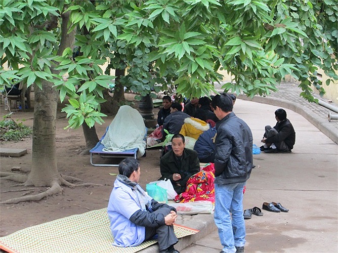 Khuôn viên khoa da liễu tập trung rất đông người.Mọi người mang chăn, chiếu ra nằm ngay dưới trời rét.