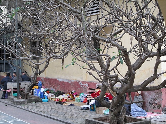 Một khu khuất gió tại Khoa mắt cũng tập trung rất đông người.