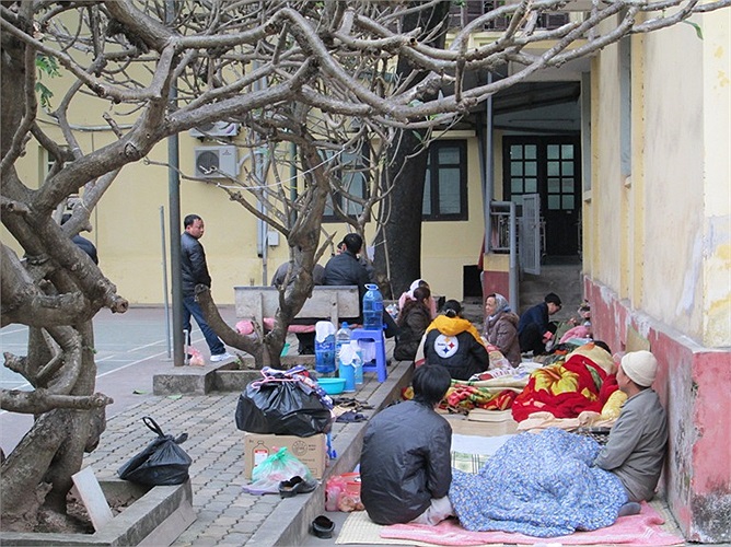  Từ người già cho tới thanh niên... ai cũng co ro trong chiếc chăn mỏng.