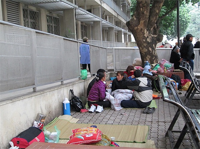 Vỉa hè hun hút gió lạnh nhưng họ không còn biết trốn rét ở đâu tốt hơn