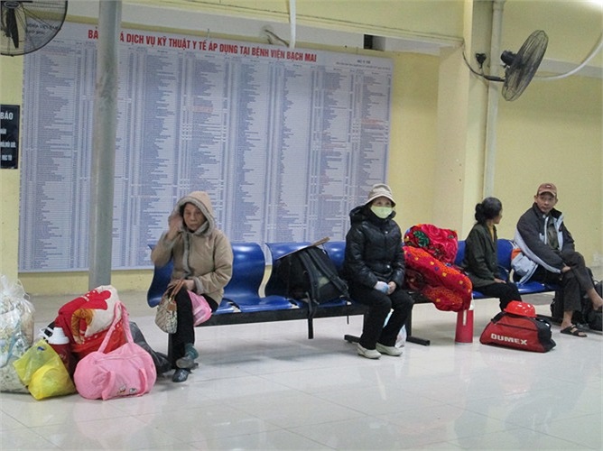 Trong cái lạnh này, người bệnh đã khổ, người nhà bệnh nhân lại càng cực khổ khi cả ngày co ro trong cái lạnh đỉnh điểm