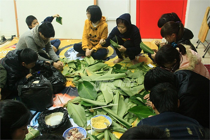 Tự tay các bạn sinh viên làm mọi công đoạn từ việc chọn lá, rửa lá, cắt lá đến việc gói bánh và luộc