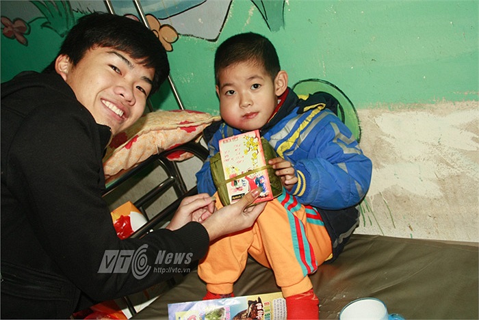 Niềm vui, niềm hạnh phúc hiện rõ trên nét mặt của các em nhỏ nơi đây khi nhận được những món quà ý nghĩa