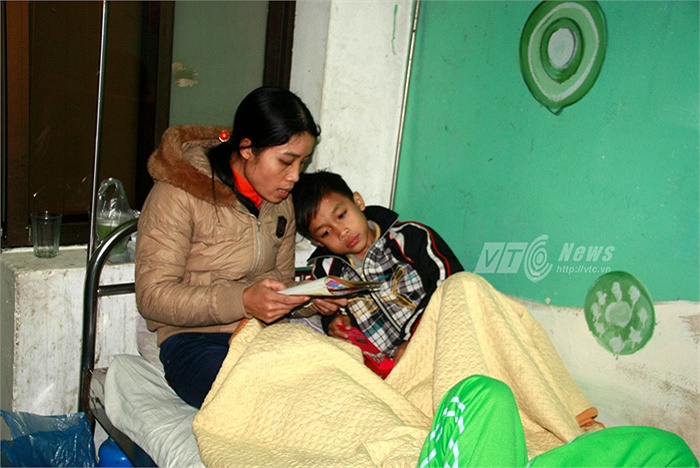 Hai mẹ con bệnh nhân cũng như ấm lòng hơn trước sự quan tâm của các bạn sinh viên tình nguyện