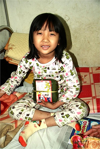 Niềm vui của em nhỏ khi nhận được món quà ý nghĩa từ những người anh, người chị