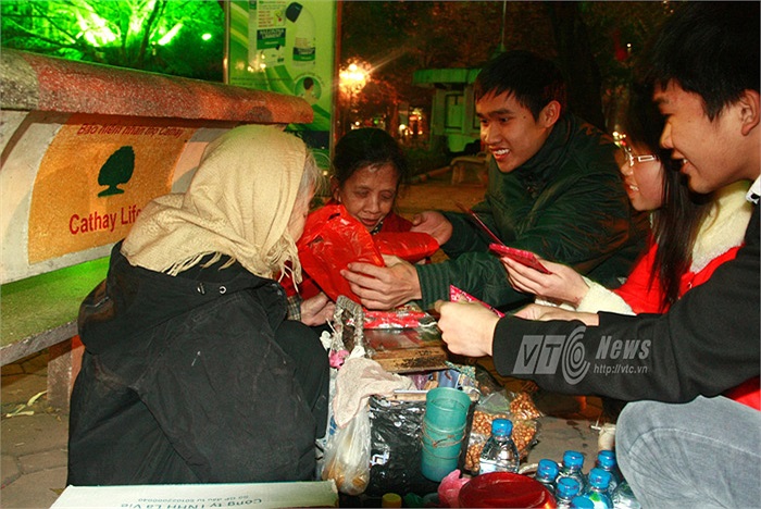 Không chỉ mang bánh tới bệnh viện K, trên đường về trường, đội tình nguyện tặng bánh cho bà cụ bán nước trên Hồ Gươm. 