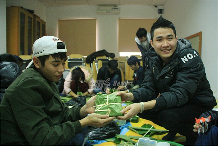 Đối với nhiều sinh viên, đây là lần đầu tiên các bạn được trải nghiệm những cảm giác thú vị khi gói xong một tấm bánh chưng vuông vắn.