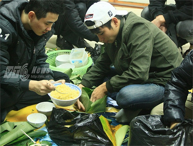 Các bạn đã học hỏi kinh nghiệm từ chính những người bạn của mình trong việc gói bánh chưng sao cho đẹp.