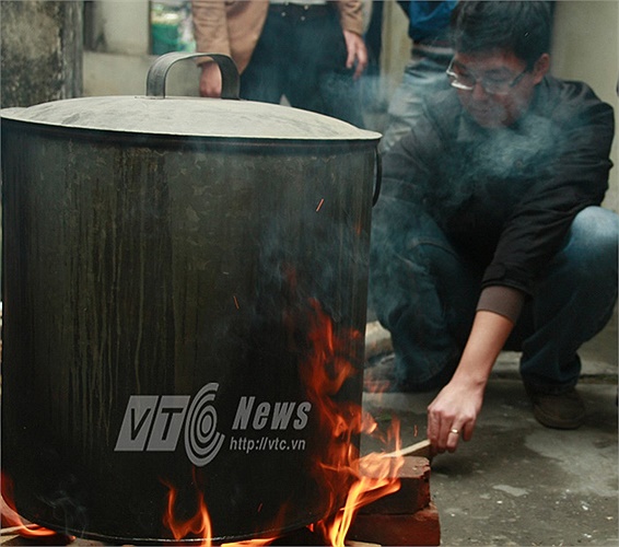 Công đoạn luộc bánh cũng khiến các bạn sinh viên thích thú khi được tìm hiểu về các kỹ thuật dùng lửa.