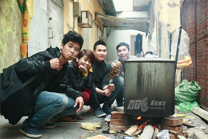 Tạo dáng nhí nhảnh bên nồi bánh trưng to