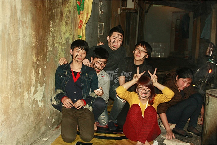 Trong lúc chờ đợi, nhiều nhóm sinh viên còn tổ chức những trò chơi tập thể ngộ nghĩnh và thú vị