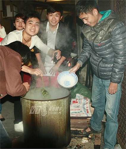 Vui mừng khi mẻ bánh đầu tiên đã ra lò