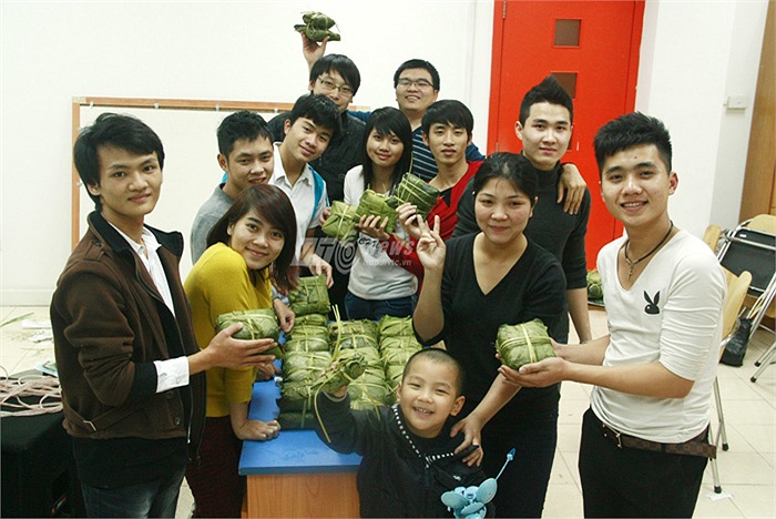 Những thành viên trong câu lạc bộ tình nguyện cùng nhau khoe thành quả của mình sau một ngày vất vả