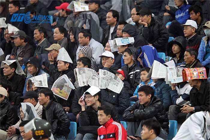 CĐV Hải Phòng đội mưa trên khán đài sân Lạch Tray