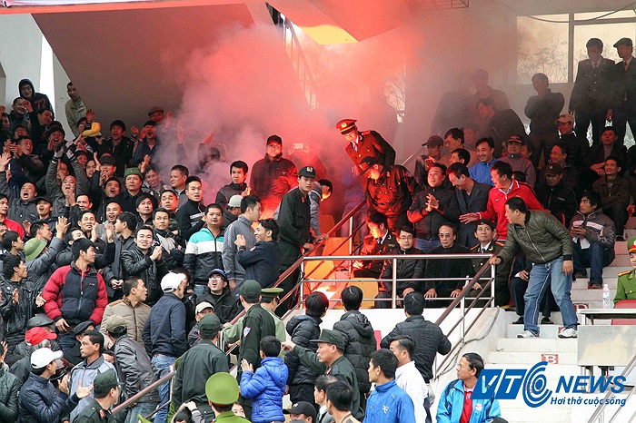 Pháo sáng được một số thành phần quá khích đốt trên khán đài A.