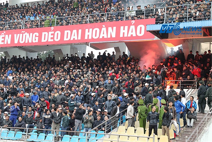 Pháo sáng tiếp tục được đốt