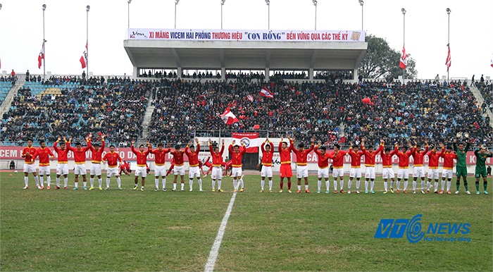 ĐT Việt Nam chào khán giả Hải Phòng trước khi khởi động.