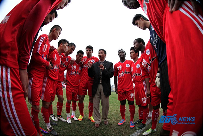 Các cầu thủ XM. Hải Phòng nghe HLV Hoàng Anh Tuấn căn dặn.