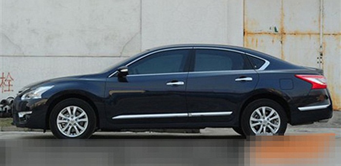 Trong khi đó, bản động cơ VQ25 V6 2.5L hiện tại sẽ được thay thế bằng động cơ QR25 I4 2.5L mới, giống như ở xe Altima 2013 tại Mỹ