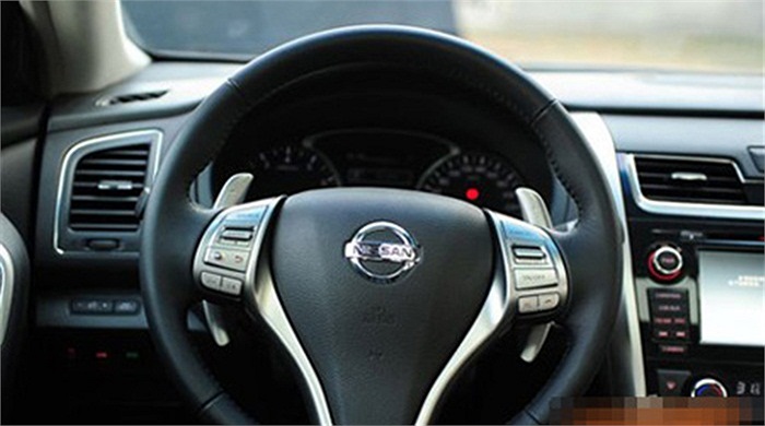 Hình ảnh ban đầu cho thấy xe Teana thế hệ mới có thiết kế nội thất thoáng mắt hơn, với màn hình cỡ lớn