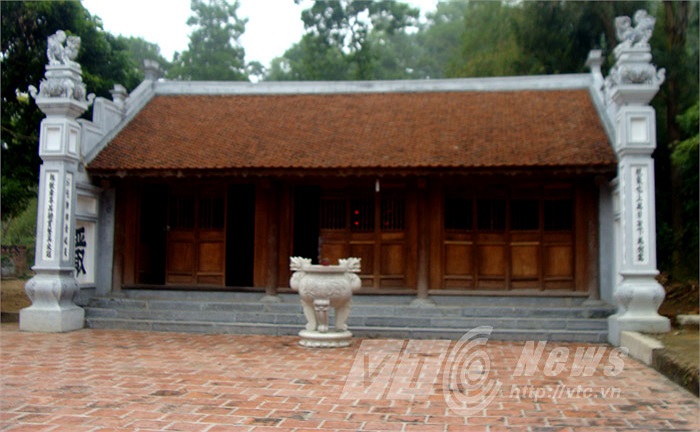 Ngôi đền thờ Thái sư Lê Văn Thịnh mới được dựng lại. Pho tượng rắn được phát hiện vào năm 1991, khi khai quật nền móng ngôi đền đổ nát mà người dân từng dựng lên thờ phụng 'chui' ông Thịnh.