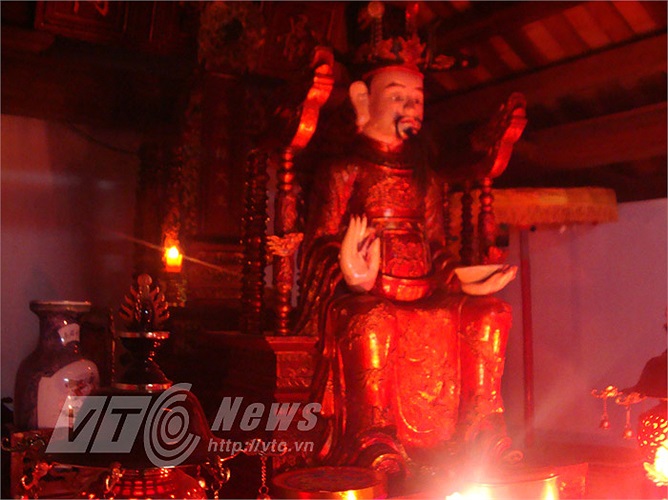 Tượng Thái sư Lê Văn Thịnh trong hậu cung đền