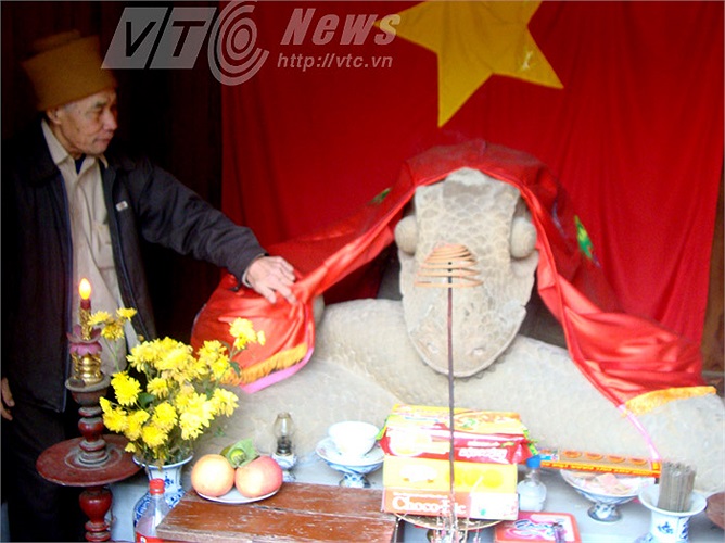 Ông rắn nằm ngay sau bàn thờ, được phủ một tấm vải đỏ. Khi có người thắp hương, ông thủ từ vén tấm rèm để mọi người chiêm bái.