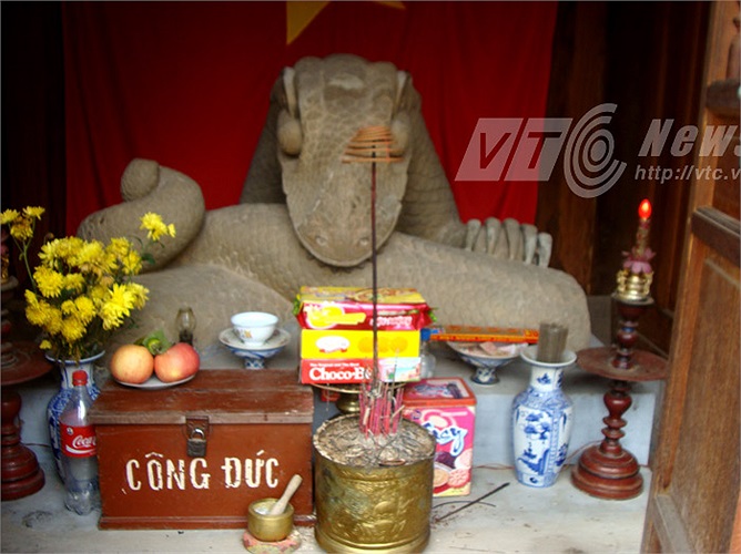 Người thì khẳng định pho tượng đá này là rồng, người cho là rắn. Theo các nhà khoa học, pho tượng này là tác phẩm nghệ thuật rất đặc biệt, mang cả hình tượng rắn lẫn rồng. Người dân trong vùng cho đây là tượng rắn, nên mới dựng miếu Xà Thần.