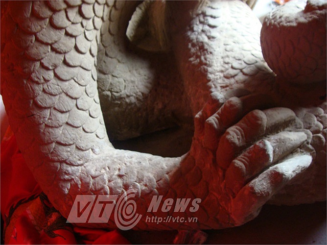 Tượng có thân rắn, nhưng lại có 2 tay với móng rồng rõ rệt