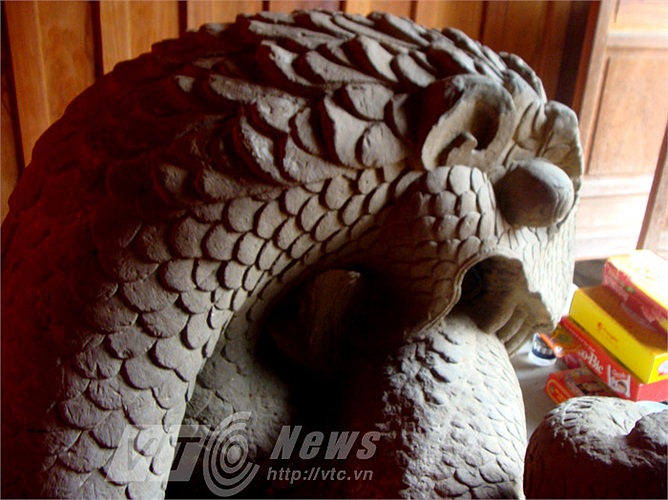 Đây là công trình điêu khắc thể hiện sự đau đớn không biết chia sẻ với ai, chỉ có thể tự cào xé thân mình. Người dân miêu tả nội dung bức tượng bằng một câu ngắn gọn: “Miệng cắn thân, chân xé mình”. 