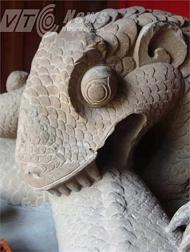 Việc rắn cắn thân mình thể hiện nỗi oan trái của Thái sư Lê Văn Thịnh khi bị nỗi oan hóa hổ giết vua. Vì không biết chia sẻ với ai, phải ngậm đắng nuốt cay, nên chỉ có thể đau đớn cắn xé thân mình.