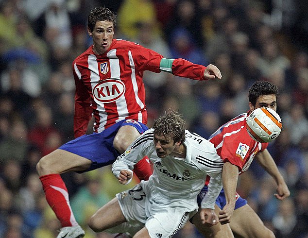 1 năm sau đó, anh ký hợp đồng chuyên nghiệp với Atletico khi mới chỉ 15 tuổi. 19 tuổi, Torres đã trở thành đội trưởng của đội bóng thành Madrid