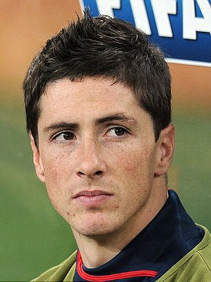 Mái tóc mộc mạc đi liền với khuôn mặt buồn rười rượi của Torres trên ghế dự bị